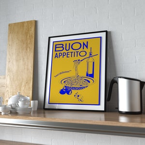 Puede incluir: Un p&oacute;ster enmarcado con fondo amarillo y texto azul que dice "BUON APPETITO" con una ilustraci&oacute;n azul de un plato de espaguetis con un tenedor y una botella de aceite de oliva. El texto "cosi deliziosa!" est&aacute; escrito en azul debajo del plato.