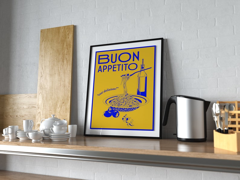 Puede incluir: Un p&oacute;ster enmarcado con fondo amarillo y texto azul que dice "BUON APPETITO" con una ilustraci&oacute;n azul de un plato de espaguetis con un tenedor y una botella de aceite de oliva. El texto "cosi deliziosa!" est&aacute; escrito en azul debajo del plato.