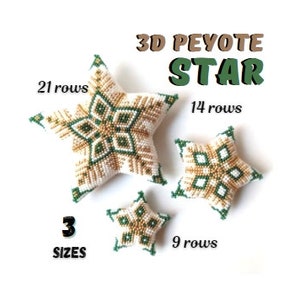 Può includere: Tre ornamenti a forma di stella con perline di diverse dimensioni, con il testo "3D Peyote Star". La stella più grande ha 21 file, la stella media ha 14 file e la stella più piccola ha 9 file. Ogni stella presenta un motivo geometrico color crema, oro e verde.