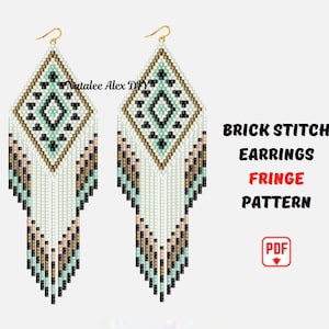 Op de afbeelding: Een digitaal downloadpatroon voor brick stitch oorbellen met franjes. De oorbellen zijn wit met zwarte, groene en gouden accenten. Het patroon is beschikbaar in PDF-formaat.