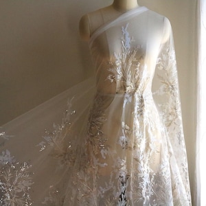 M011 Silber weißer Spitzenstoff, Pailletten-Spitzenstoff, glänzender Spitzenstoff, Stark wulstige Spitzenstoff, Couture-Spitzenstoff, Luxuskleid-Spitze
