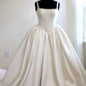 Vestido de novia corsé de talle bajo con escote cuadrado de perlas, tirantes y cola catedral real, vestido de novia de mikado con pajarita