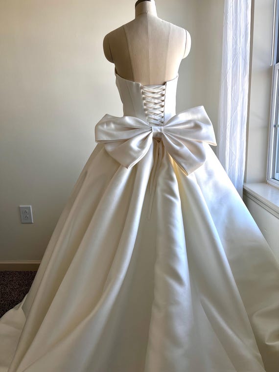 Detachable Bow for Wedding Dress Large, Oversize Mikado Bow, Bridal Gown Accessory, Bow Ribbon Removable, White, Ivory Bridal Dress Bow