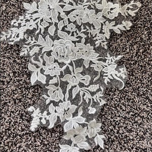 Une paire d'appliques de dentelle de mariée Ivoire clair #110