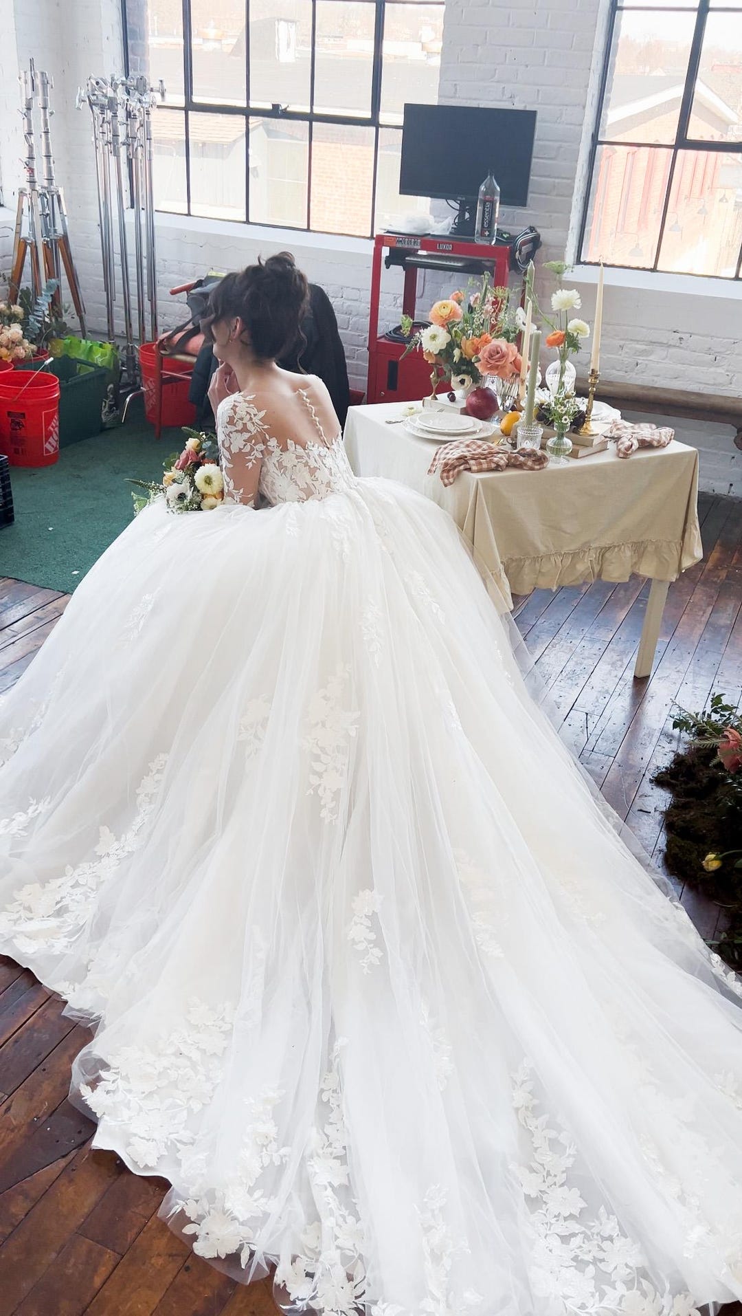 Vestido de novia de manga larga con encaje y cola estilo catedral