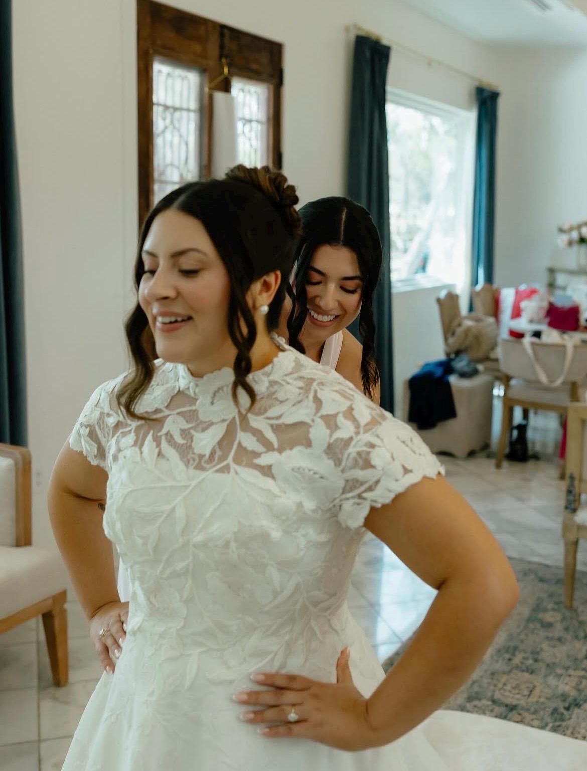 ハイネックに花柄のアップリケがあしらわれた半袖レースブライダル