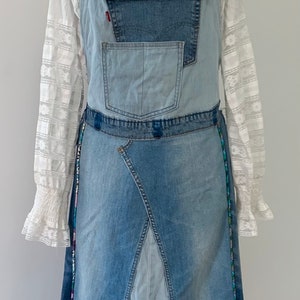 Delantal artesanal de mezclilla de la marquesa: reciclado, vintage, sostenible