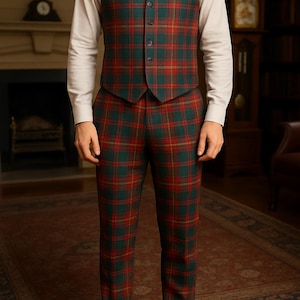 Può includere: Un completo a tre pezzi con motivo a quadri verdi, rossi e gialli. L'abito comprende un gilet, pantaloni e una camicia bianca. L'ensemble è completato da una cravatta bordeaux e scarpe nere. Adatto per occasioni formali.