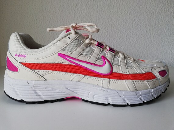 Nike P-6000 Essential Pale Ivory/Fire Pink/Team Or
