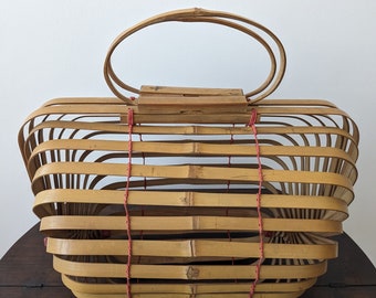 Rara cesta de bolso plegable de bambú japonés de mediados de siglo