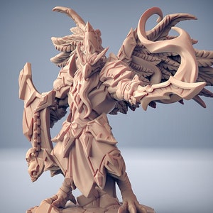 Può includere: Una statuetta in miniatura dettagliata di una creatura simile a un uccello che indossa un'armatura e tiene una spada e uno scudo. La statuetta è dipinta di un colore marrone chiaro e ha una superficie testurizzata.