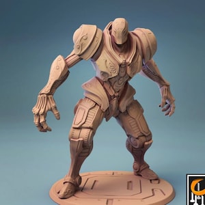 Könnte beinhalten: Eine 3D-gedruckte Miniatur eines humanoiden Roboters, der auf einer runden Basis steht. Der Roboter ist aus hellbraunem Kunststoff gefertigt und hat ein detailliertes Design. Die Miniatur ist für einen einfachen Druck vorab unterstützt.