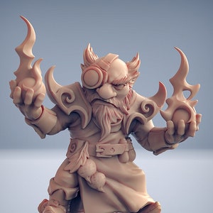 Peut inclure: Une figurine miniature d'un nain mage avec une longue barbe blanche, portant une robe et tenant deux orbes lumineux dans ses mains. Il porte un monocle rond à bordure rouge sur son œil gauche. La figurine est peinte dans une couleur brun clair et se tient sur une base ronde.
