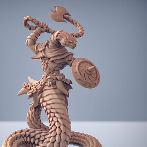 Könnte beinhalten: Eine Miniaturfigur eines schlangenartigen Wesens mit einem menschenähnlichen Oberkörper, das eine Rüstung trägt und eine kleine Axt und einen Schild schwingt. Die Figur ist in einer hellbraunen Farbe bemalt.