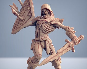 Op de afbeelding: Een skeletfiguur miniatuur met een zwaard en schild, geschilderd in een lichtbruine kleur. De figuur draagt een helm en harnas en houdt een zwaard in de ene hand en een schild in de andere. De miniatuur staat op een ronde basis.