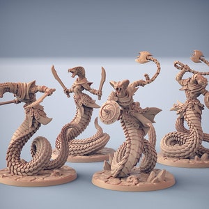 Könnte beinhalten: Vier Miniaturfiguren von schlangenartigen Kreaturen mit menschenähnlichen Köpfen und Körpern. Jede Figur hält eine Waffe oder einen Schild und ist in einer Kampfhaltung positioniert. Die Figuren sind in einer hellbraunen Farbe bemalt und stehen auf einem runden Sockel.