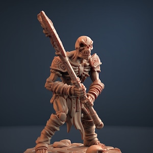 Könnte beinhalten: Eine skelettartige Figur mit einem Schädelkopf und Knochenrüstung hält einen Holzstab mit einem Schädel am Ende. Die Figur steht auf einem Steinsockel mit einem Schädel im Vordergrund.