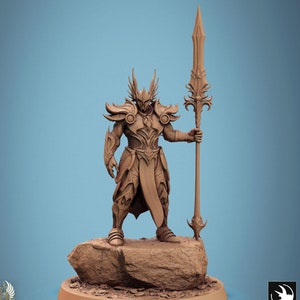 Könnte beinhalten: Eine detaillierte Miniaturfigur eines Kriegers, der eine verzierte Rüstung trägt und eine Lanze hält. Die Figur ist in brauner Farbe bemalt und steht auf einem felsigen Sockel.