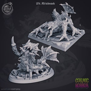 Może przedstawiać: Dwie 3D-wydrukowane figurki miniaturowe potwornego stworzenia zwanego M'hazhound. Stworzenie jest szare i ma łuskowaty, gadzi wygląd. Figurki są w różnych pozach, jedna stoi na czterech łapach, a druga na tylnych łapach. Figurki są częścią kolekcji o nazwie "Cosmic Horror".
