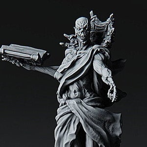 Op de afbeelding: Een gedetailleerd, grijs, skeletachtig figuurbeeld met een vloeiende mantel, een boek in de ene hand en staand op een basis van schedels.