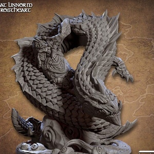 Puede incluir: Una miniatura gris y detallada de un dragón enroscado alrededor de una roca. El dragón tiene un cuerpo texturizado y escamoso y una expresión feroz. La miniatura está etiquetada como "Great Linnorm of Frosthart".