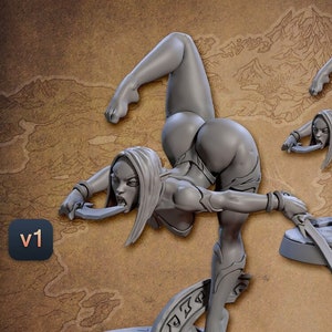Op de afbeelding: Een grijs 3D-geprint miniatuur van een vrouwelijke figuur in een verdraaide houding, met een dolk in haar mond. De figuur staat op een ronde basis met daarop gegraveerde runen. Het miniatuur is gelabeld met "v1" en "v2".