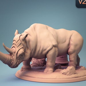 Puede incluir: Una miniatura detallada de un rinoceronte impresa en 3D con un acabado texturizado gris-marrón. El rinoceronte está de pie sobre una base circular con una textura rocosa.