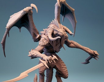 Puede incluir: Una miniatura detallada de una criatura similar a un dragón, impresa en 3D, con alas, cuernos y garras. La criatura sostiene una espada en una mano y una daga en la otra. La miniatura está pre-soportada y lista para ser impresa.