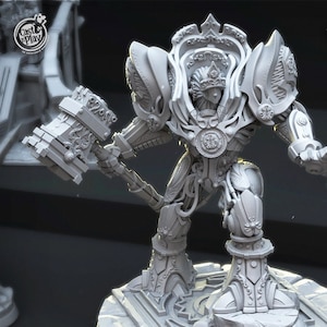 Könnte beinhalten: Detaillierte, graue Royal Construct Miniaturfigur, die einen großen Hammer hält. Die Figur hat eine verzierte Rüstung und steht auf einem runden Sockel. Der Text "Royal Construct" und "499" sind sichtbar. Die empfohlene Basisgröße beträgt 7,5 cm.
