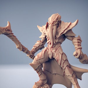 Op de afbeelding: Een gedetailleerd miniatuurfiguur van een humanoïde wezen met een tentakelachtig hoofd, dat een harnas draagt en een wapen vasthoudt. Het figuur is in lichtbruin geverfd en staat op een ronde voet.