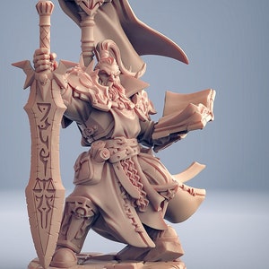 Könnte beinhalten: Eine detaillierte Miniaturfigur eines Kriegers, der ein Schwert und ein Buch hält und auf einem runden Sockel steht. Der Krieger trägt eine Rüstung und einen Umhang und hat einen Bart. Die Figur ist in einer hellbraunen Farbe bemalt.