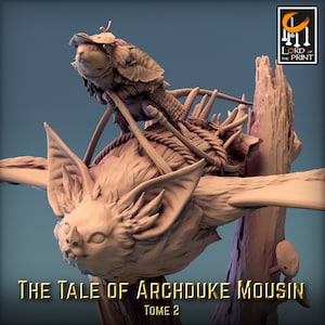 Pode incluir: Uma miniatura impressa em 3D de uma criatura semelhante a um morcego com um pequeno roedor blindado montado em suas costas. A criatura está empoleirada em um galho de árvore. O texto "The Tale of Archduke Mousin Tome 2" está impresso abaixo da miniatura.