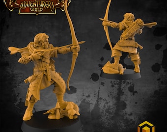 Puede incluir: Una miniatura de arquero humano impresa en 3D, sosteniendo un arco y una flecha, con una capa con capucha y armadura de cuero. La miniatura está de pie sobre una base con un diseño de hongo. La miniatura está pintada en un color marrón claro.