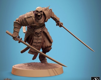 Op de afbeelding: Een skeletkrijgerfiguur met een schedelgezicht, die een harnas draagt en twee zwaarden vasthoudt. Het figuur is bruin geverfd en staat op een ronde basis.