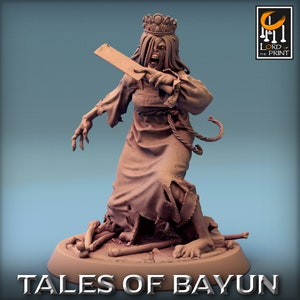 Può includere: Una statuetta in miniatura dettagliata di una donna che indossa un vestito stracciato e una corona, che tiene un coltello da macellaio. La statuetta è in piedi su una base con ossa sparse intorno.