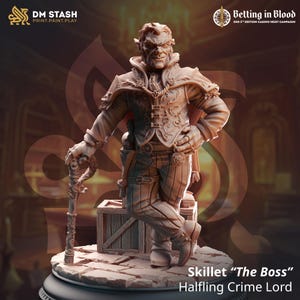 Puede incluir: Una figura miniatura pintada de un señor del crimen halfling, Skillet "The Boss", que lleva un traje marrón y sostiene un bastón. La figura está de pie sobre una base circular con una textura de piedra.