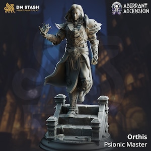 Puede incluir: Una detallada figura en miniatura en tonos grises de un guerrero, de pie sobre una plataforma de piedra. La figura está vestida con una armadura ornamentada y sostiene un orbe brillante. El texto "Orthis Psionic Master" es visible en la parte inferior. Los logotipos "DM STASH" y "Aberrant Ascension" también están presentes.