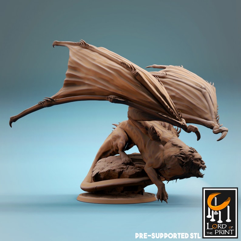 K&ouml;nnte beinhalten: Ein 3D-gedrucktes Modell eines braunen Drachen mit ausgebreiteten Fl&uuml;geln. Der Drache sitzt auf einem Felsen und hat einen grimmigen Gesichtsausdruck. Das Modell ist vorgesichert und bereit zum Drucken.