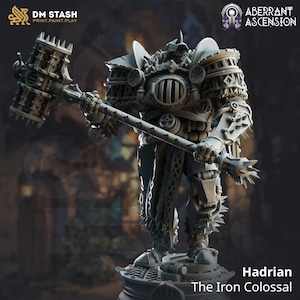 Może przedstawiać: Szczegółowa, szara miniaturowa figurka Hadriana, The Iron Colossal, trzymającego duży młot. Figurka jest mocno opancerzona ze skomplikowanymi mechanicznymi detalami. Podstawa figurki jest również szczegółowa. Obraz zawiera tekst "DM STASH PRINT.PAINT.PLAY" i "Aberrant Ascension".