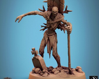 Op de afbeelding: Een bruin geverfd miniatuurfiguur van een skeletachtige zombie met een gebroken grafsteen en een schop. De zombie draagt ​​een gescheurde doek en heeft een stenen plaat op zijn rug. Het figuur staat op een ronde basis met schedels en botten.