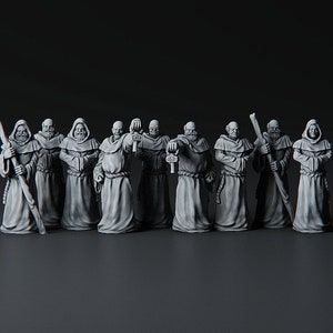 Puede incluir: Un grupo de diez figuras en miniatura vestidas como monjes, cada una con una pose diferente y sosteniendo varios objetos, incluyendo un bastón, un martillo y una llave. Las figuras están hechas de un material gris claro y están de pie sobre un fondo negro.