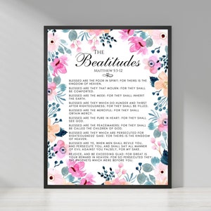 Könnte beinhalten: Ein druckbares Wandbild mit einem floralen Hintergrund aus rosa und blauen Blumen. Der Text "The Beatitudes" ist in schwarzer Schrift mit einem dekorativen Rahmen. Der Text "Matthew 5:3-12" befindet sich unter dem Titel. Der Text der Seligpreisungen ist in schwarzer Schrift unter dem Titel gedruckt.