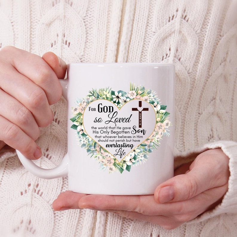 Peut inclure: Une tasse en c&eacute;ramique blanche avec un motif floral et un graphique en forme de c&oelig;ur qui dit "Pour Dieu a tant aim&eacute; le monde qu'il a donn&eacute; son Fils unique, afin que quiconque croit en lui ne p&eacute;risse point, mais qu'il ait la vie &eacute;ternelle".