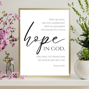 Może przedstawiać: Biały wydruk w ramie z czarnym tekstem, który brzmi: "WHY, MY SOUL, ARE YOU DOWNCAST? WHY SO DISTURBED WITHIN ME? PUT YOUR hope IN GOD, FOR I WILL YET PRAISE HIM. MY SAVIOR AND MY GOD. PSALM 42:11"