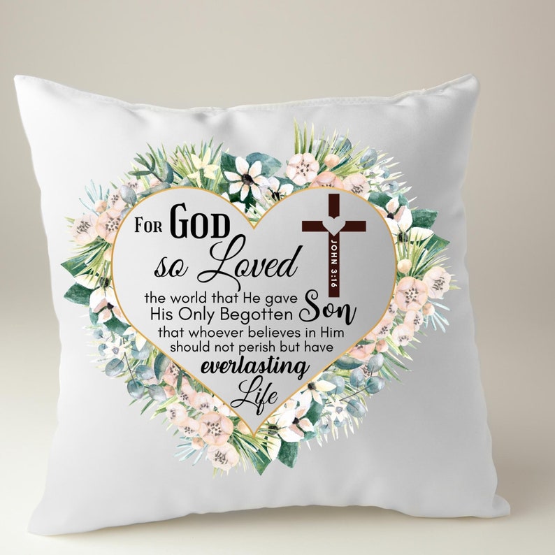 Peut inclure: Un coussin blanc avec un motif de c&oelig;ur floral. Le c&oelig;ur pr&eacute;sente un contour dor&eacute; et le texte "FOR GOD so Loved the world that He gave His Only Begotten Son that whoever believes in Him should not perish but have everlasting Life".