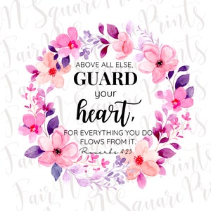 以下が含まれることがあります： ピンクと紫の花のウォーターカラーの花輪が、「何よりもまず、あなたの心を守ってください。なぜなら、あなたがするすべてのことはそこから生まれます。箴言 4:23」という引用を囲んでいます。