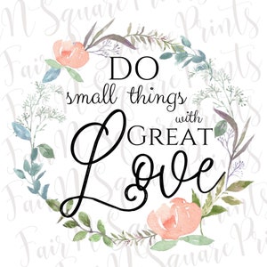 Puede incluir: Corona floral de acuarela con la cita "Haz cosas pequeñas con gran amor" en caligrafía negra.