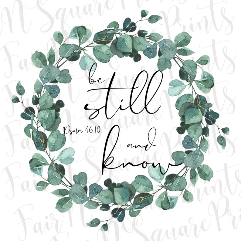 Puede incluir: Una ilustraci&oacute;n de acuarela de una corona de eucalipto con el texto "be still and know" y la referencia b&iacute;blica "Salmo 46:10".