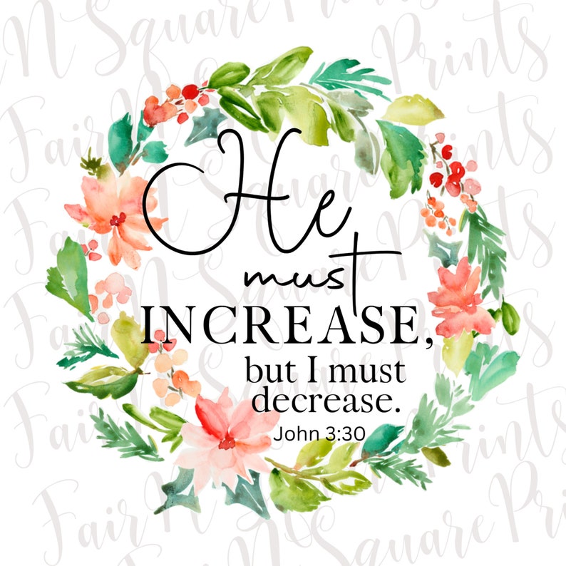 Pu&ograve; includere: Corona ad acquerello con foglie verdi, bacche rosse e fiori rosa. La corona circonda il testo "Egli deve crescere, ma io devo diminuire. Giovanni 3:30".