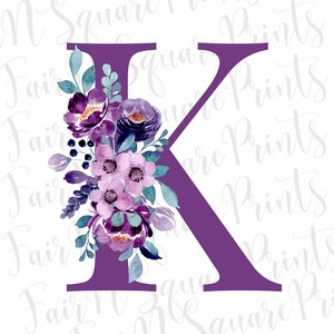 Könnte beinhalten: Lilafarbener Wasserfarben-Buchstabe K mit einem Strauß aus lila und blauen Blumen. Die Blumen sind realistisch gemalt und haben eine weiche, romantische Ausstrahlung.